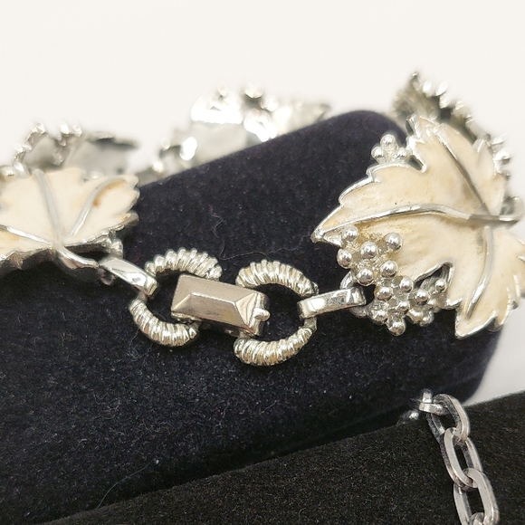 SARAH COVENTRY 'Whispering Leaves' Vintage 1959 Full Parure- Silver Tone Set - Picture 6 of 14